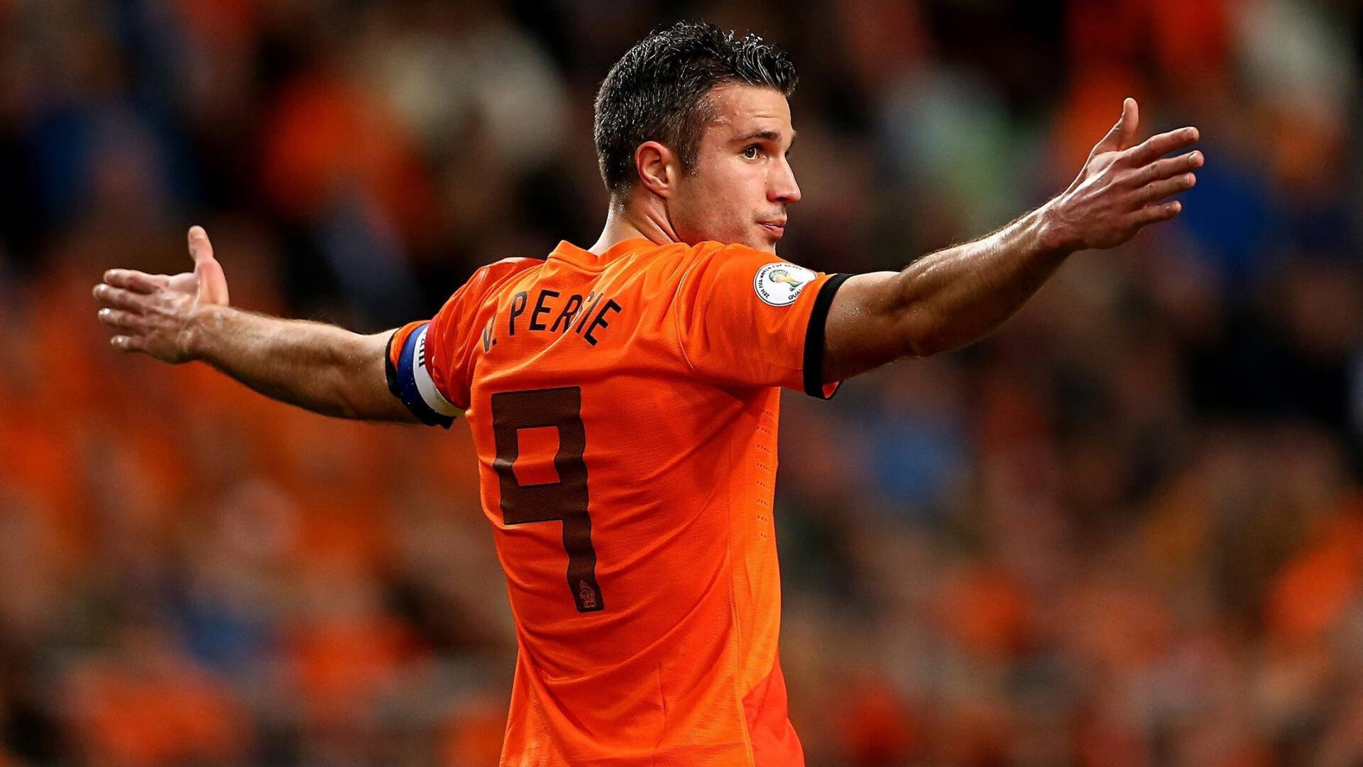 主教练罗纳德·科曼在欧洲杯前面临伤病困扰，弗兰基·德容和库普梅纳斯等主力缺阵。